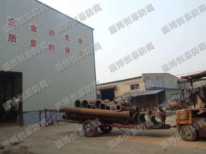 公司鉚焊車(chē)間（左），精工四氟車(chē)間（右）